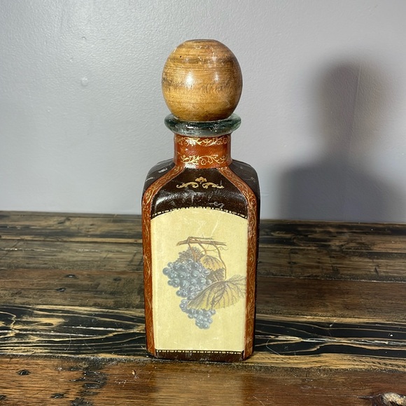 Made in Italy alcohol decanter leather wrapped.  Wooden top split. - Picture 3 of 17